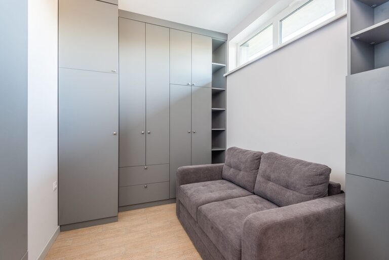 Jak efektywnie organizować przestrzeń w małym mieszkaniu, aby zwiększyć komfort życia